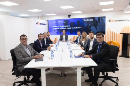 Els participants en l'observatori sobre IA a Madrid, amb Àlex Olive, el primer de la dreta.