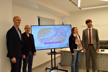 Els cònsols majors d'Andorra la Vella i Escaldes, juntament amb el cònsol menor d'Escaldes i el conseller de Circulació d'Andorra la Vella, davant la pantalla en què consta el recorregut de la nova línia.