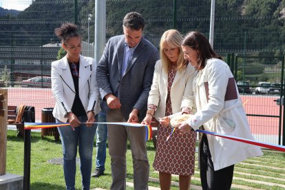 Les autoritats tallant la cinta que inaugura el parc Plana dels Camps.