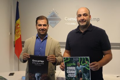 El conseller  de Finances, Esports i Reactivació econòmica del comú d'Encamp, Nino Marot, i el director del departament d'Esports, Robert Gil amb el cartell i el buf propi de la cursa.