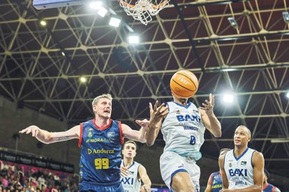 Artem Pustovyi i Akobundu lluiten per una possessió, ahir durant el partit.