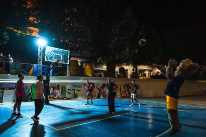 Joves jugant a bàsquet durant l’Encamp Nit.