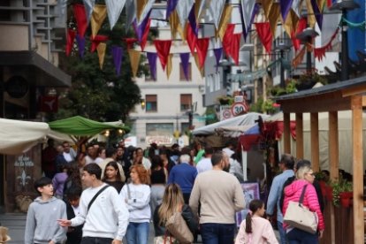 Visitants a la Vila Medieval de Sant Julià de Lòria.