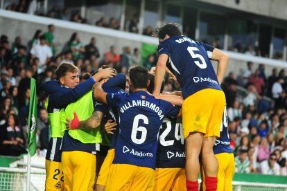 Els jugadors de l’FC Andorra celebren el primer gol a Santander, de Lautaro de penal.
