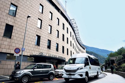 El bus de la nova línia interparroquial a la porta de l’hospital.