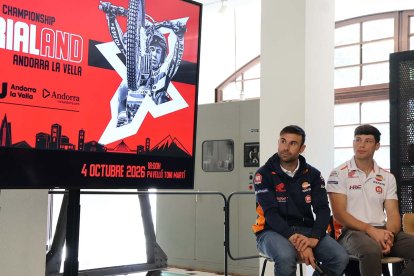 Els pilots, Toni Bou i Gabriel Marcelli, durant la presentació de l'X-Trial Andorra la Vella