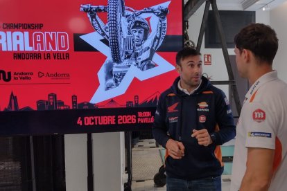 Els pilots residents Toni Bou i Gabriel Marcelli, ahir a la seu d’Andorra Turisme.