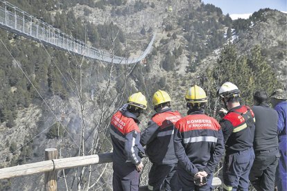 Bombers durant una intervenció.