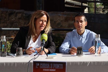 La consellera d'Esports i Servei de Tràmits d'Escaldes-Engordany, Laura Lópezz, i el cap de l'àrea d'Esports d'Escaldes-Engordany, Julio Pintado, durant la presentiacó de la Cursa Popular 3 Ponts.