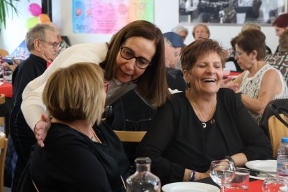 La consellera de Social, Eva Ramos, amb les persones assistents al dinar de celebració dels 10 anys de la llar de Lòria a l'edifici Glòria.