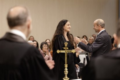 El president del Consell Superior de la Justícia, Josep Maria Rossell, felicitant a la nova magistrada, Nàdia Alís.