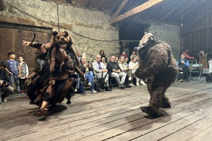 Les dues osses d'Ordino, la de la representació i la de l'esbart, actuant juntes.