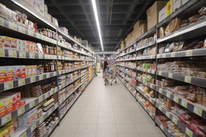 Prestatgeries d’un supermercat.