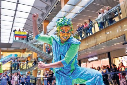 Un moment de l’actuació, ahir, de la Fundació Tchyminigagua a Illa Carlemany.