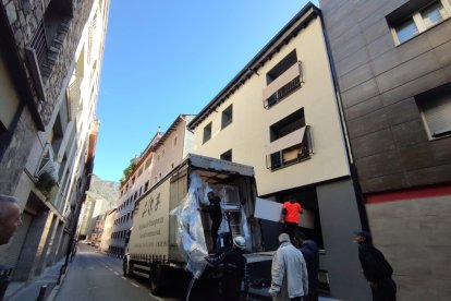 Els pisos de Roureda de Sansa, quan es culminaven les obres.