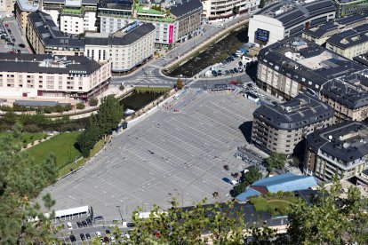 L'aparcament del Parc Central tancat.