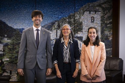 Els cònsols d'Andorra la Vella, Sergi González i Olalla Losada, amb l'alcaldessa de l'Hospitalet de l'Infant, Assumpció Castellví.