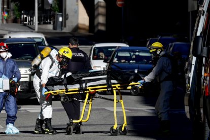 Els serveis d’emergència amb les restes de la dona morta.