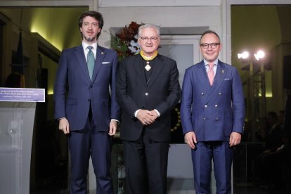 El síndic general, Carles Ensenyat, Joan-Enric Vives amb la Creu dels Set Braços, i el cap de Govern, Xavier Espot.