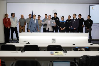 Xavier Espot i Marc Rossell amb els representants dels funcionaris que han signat l'acord d'augment de salaris