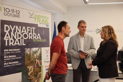 Gerard Riart, Enric Torres i la consellera escaldenca Laura López, ahir.