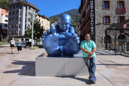 L’escultura i l’autor.