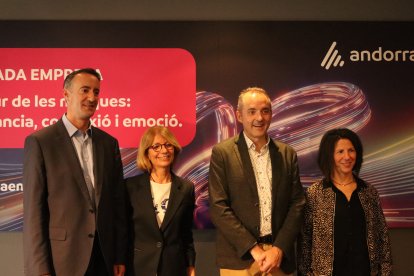 El director general d'Andorra Telecom, Jordi Nadal, amb l'equip durant les jornades d'empresa.