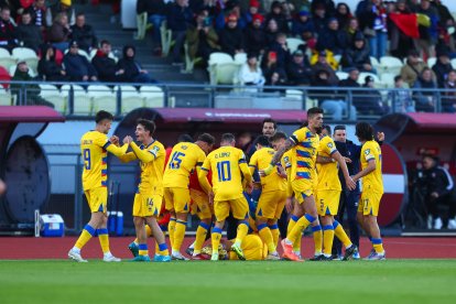 Els jugadors de la selecció celebren el gol de l’empat al tram final.