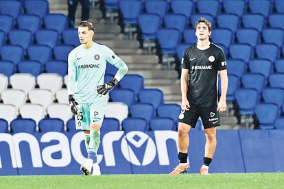 El porter tricolor Yaakobishvili i Marc Bombardó lamenten un dels gols.