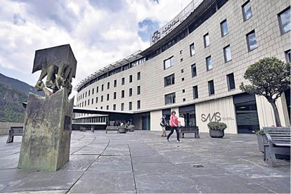 L’hospital, al qual la dona està agraïda.