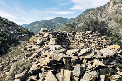 Les restes del castell de Bragafolls, al Roc de l’Àliga.