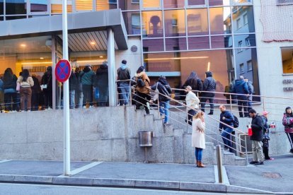 Ciutadans a l’espera de fer tràmits a Immigració.