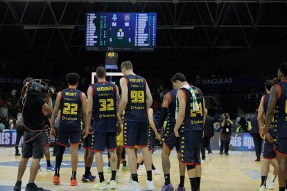 Els jugadors del MoraBanc, capcots després de la derrota.