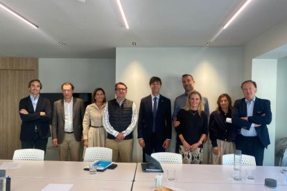Representants de l'Empresa Familiar Andorrana amb el cònsol major d'Andorra la Vella, Sergi González, i personal del comú.