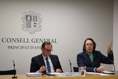 Jordi Jordana i Carles Naudi en la presentació de la proposició de llei d'estabilitat pressupostària