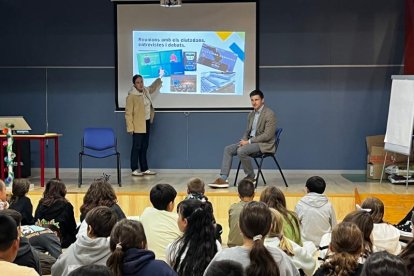 La consellera d'Educació de la Massana, Bet Rossell, i el cònsol menor, Roger Fité, durant la visita a l'Escola Andorrana.