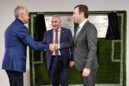 Els representants de FIFA i UEFA amb Fêlix Älvarez