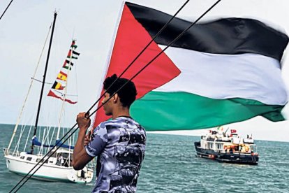 Un jove amb una bandera palestina.