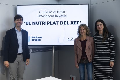 El cònsol major d'Andorra la Vella, Sergi González, amb les representants del Col·legi de Dietistes i Nutricionistes durant la presentació de la iniciativa 'El nutriplat del xef'.