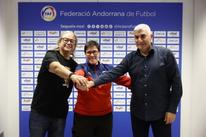 Jon Endika, Montse Sànchez i Fèlix Àlvarez en la presentació de l'equip inclusiu