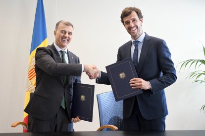 El ministre de Funció Pública i Transformació digital, Marc Rossell, amb el president del Col·legi d'Economistes durant la signatura.