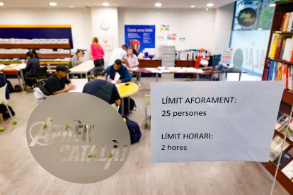 Usuaris al centre de català d’Escaldes, el més afectat per l’elevada demanda.