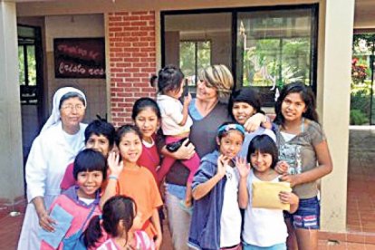Carla Riestra amb els infants que ajuda com a voluntària.