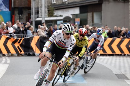 Els ciclistes, durant el traçat urbà a Escaldes-Engordany.