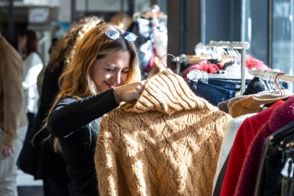 Una dona s’interessa per un jersei.