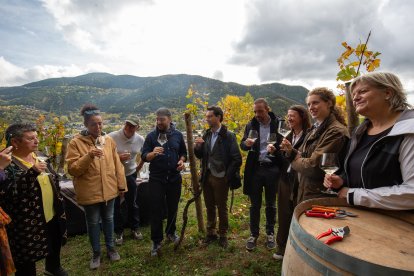 Autoritats presents en l'inici de la verema a 1.300 metres d'altitud.