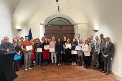 La ministra de Cultura, Joventut i Esports, Mònica Bonell, amb els estudiants de català a Praga.