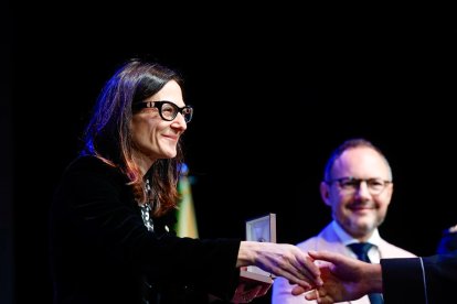 La ministra Molné, entregant una medalla durant la diada d’ahir.