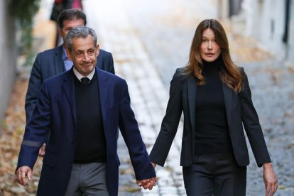 L'excopríncep francès, Nicolas Sarkozy, acompanyat de Carla Bruni, abans d'entrar a presó.