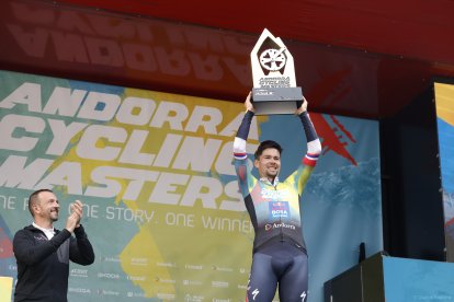 El ministre Jordi Torres entregant el premi a Roglic a l'Andorra Cycling Masters